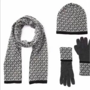 SOLD✨ Michael Kors hat scarf gloves set